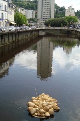 Installation de patates flottantes sur la Corrèze, 2012