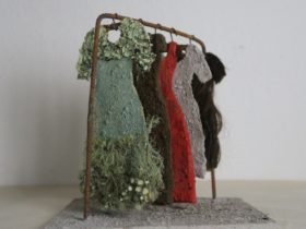 Installation, "Ma petite garde robe" 20 x 20 x 20 cm