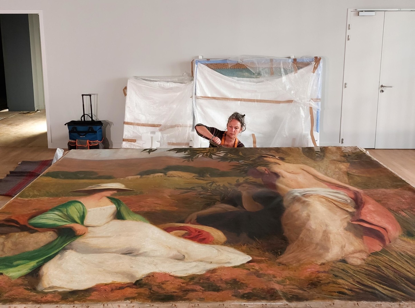 Charlotte restaure une toile